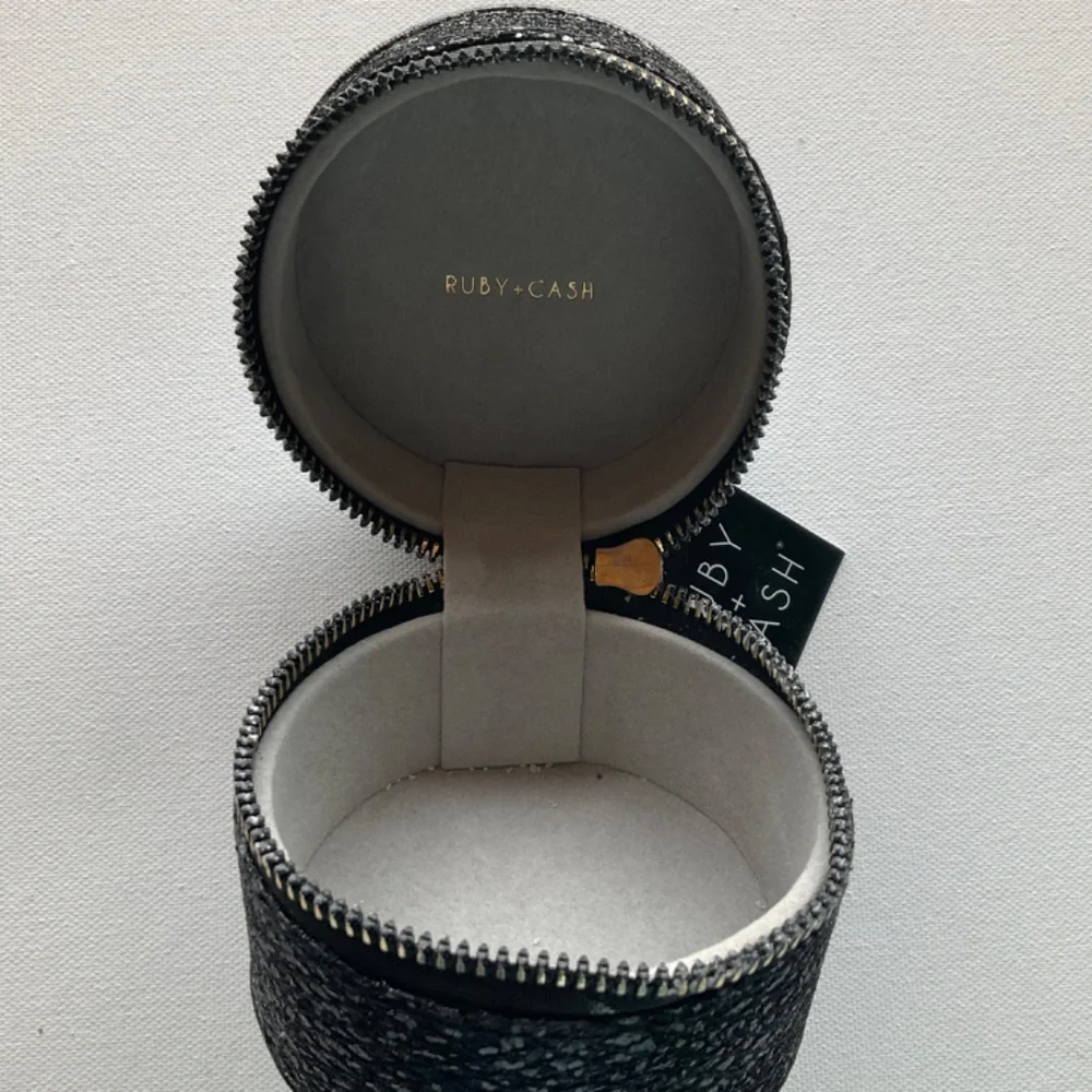 SALE ‼️TRAVEL SET HANGING ZIP TOILETRIES & JEWELRY CASE DOPP KIT SET NWT